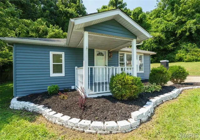 Photo 4 of Single family home for sale at 1010 Lebanon Rd, Collinsville, IL 62234 | MLS# MIS26049415 | Listing updated on 2026-10-02