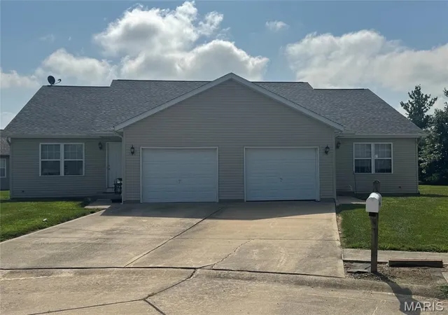 Photo 2 of Sale Pending at 13014 Bermuda Grass Ct, Breese, IL 62230 | MLS# MIS26049416 | Listing updated on 2026-09-02