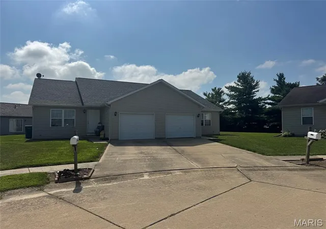 Photo 3 of Sale Pending at 13014 Bermuda Grass Ct, Breese, IL 62230 | MLS# MIS26049416 | Listing updated on 2026-09-02