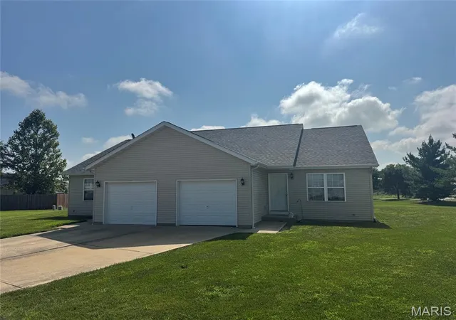 Photo 3 of Sale Pending at 13014 Bermuda Grass Ct, Breese, IL 62230 | MLS# MIS26049416 | Listing updated on 2026-09-02