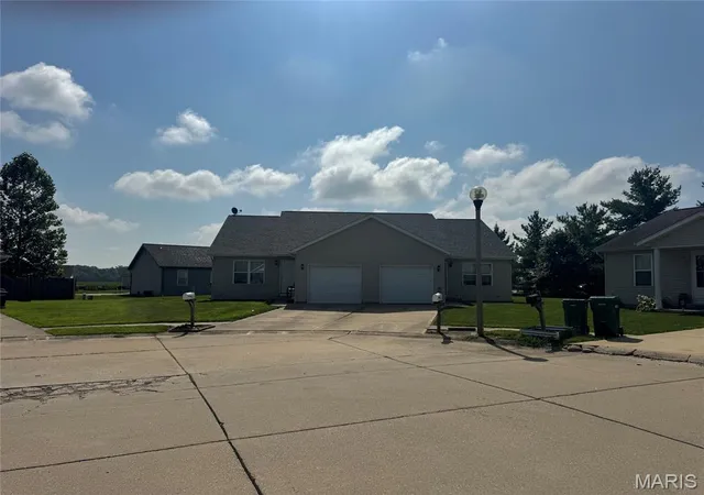 Photo 8 of Sale Pending at 13014 Bermuda Grass Ct, Breese, IL 62230 | MLS# MIS26049416 | Listing updated on 2026-09-02