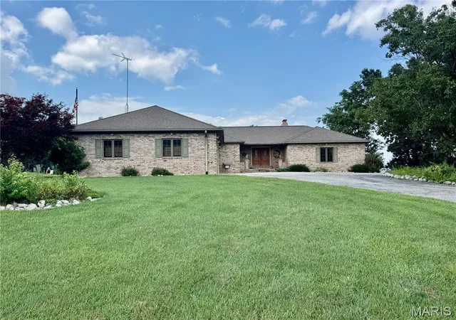Photo 1 of Single family home for sale at 6 Willow Circle Dr, Greenville, IL 62246 | MLS# MIS26049428 | Listing updated on 2026-08-08