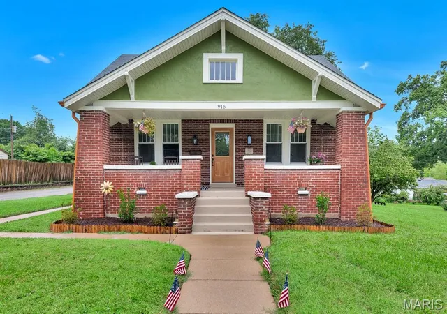Photo 1 of Single family home for sale at 915 N Kingshighway St, Saint Charles, MO 63301 | MLS# MIS26049471 | Listing updated on 2026-09-14