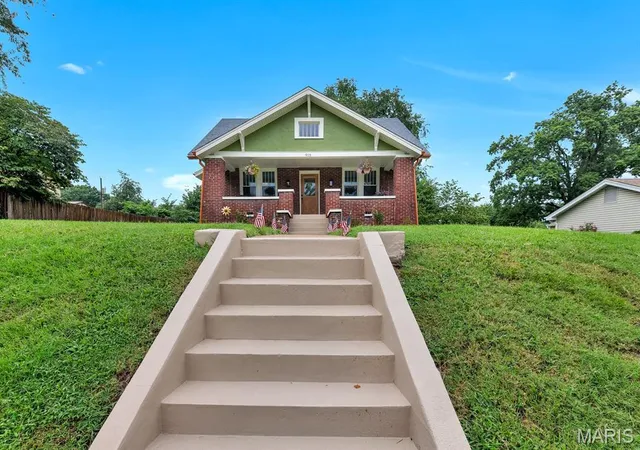 Photo 2 of Single family home for sale at 915 N Kingshighway St, Saint Charles, MO 63301 | MLS# MIS26049471 | Listing updated on 2026-09-14