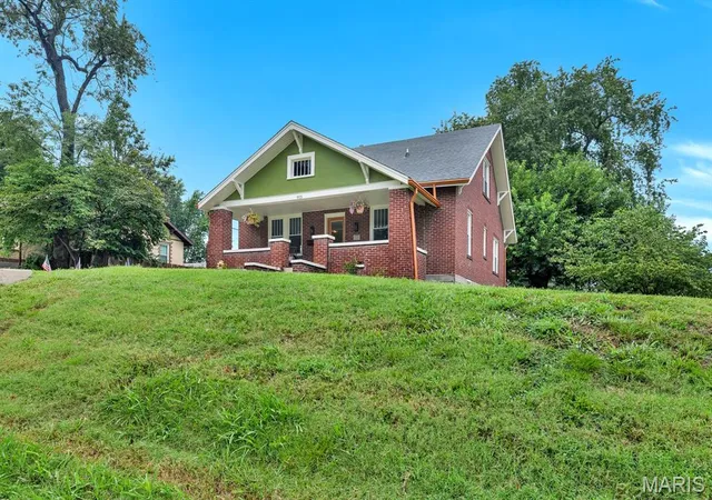 Photo 3 of Single family home for sale at 915 N Kingshighway St, Saint Charles, MO 63301 | MLS# MIS26049471 | Listing updated on 2026-09-14