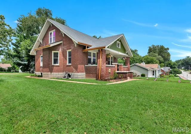 Photo 3 of Single family home for sale at 915 N Kingshighway St, Saint Charles, MO 63301 | MLS# MIS26049471 | Listing updated on 2026-10-05