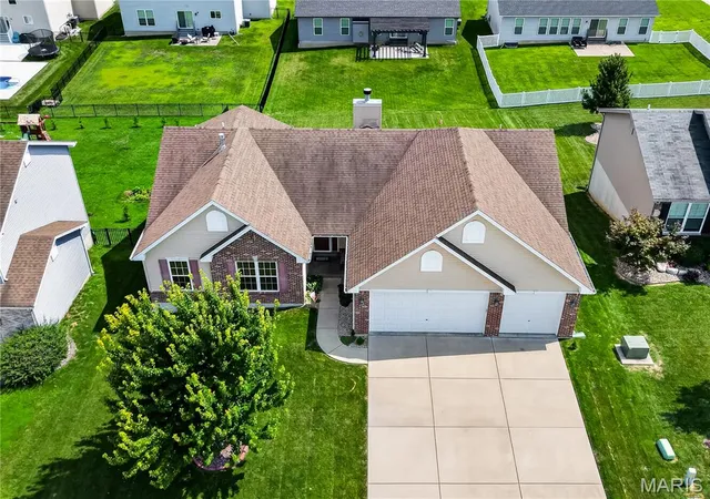 Photo 3 of Sale Pending at 132 Riverdale Woods Cir, O Fallon, MO 63366 | MLS# MIS26049488 | Listing updated on 2026-08-29