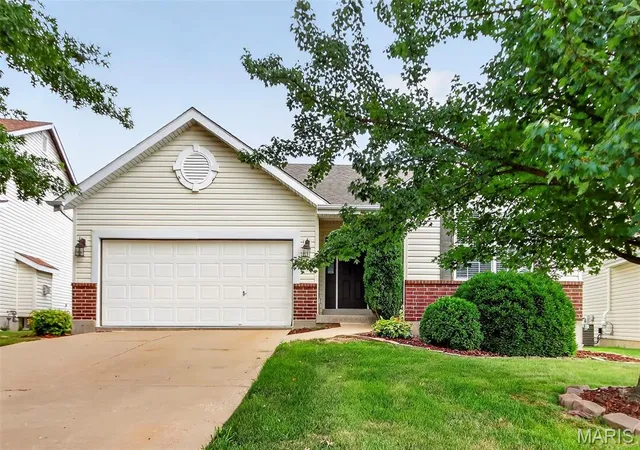 Photo 2 of Single family home for sale at 429 Briarchase Pl, Lake Saint Louis, MO 63367 | MLS# MIS26049505 | Listing updated on 2026-09-12