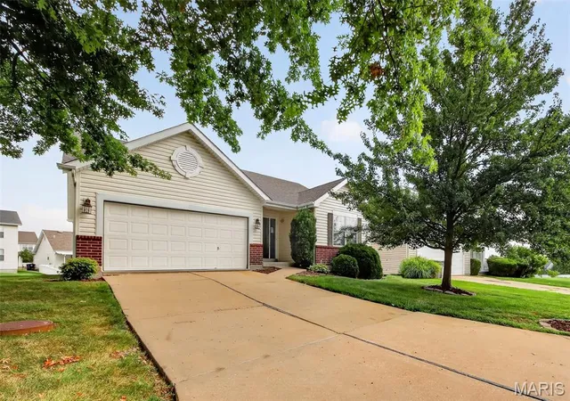 Photo 3 of Single family home for sale at 429 Briarchase Pl, Lake Saint Louis, MO 63367 | MLS# MIS26049505 | Listing updated on 2026-09-12