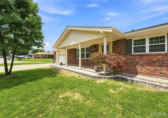 Photo 3 of Single family home for sale at 1613 Tamarack Dr, Saint Charles, MO 63301 | MLS# MIS26049526 | Listing updated on 2026-10-04