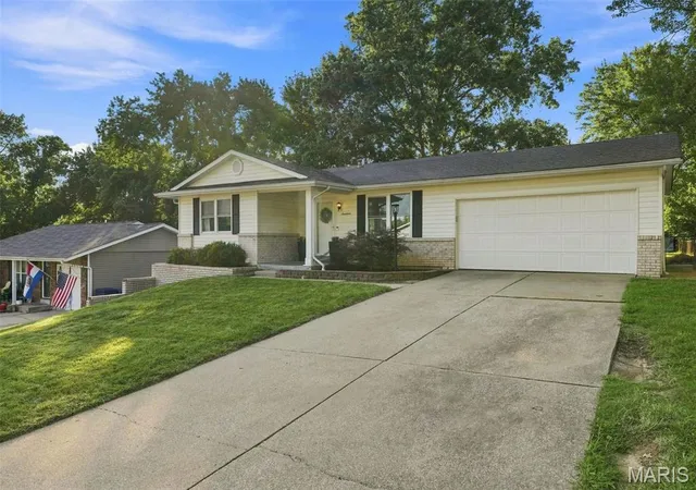 2nd image of 17 Oak Hill Ln, Saint Peters, MO 63376 | MLS# MIS26049549