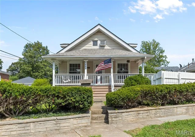 2nd image of 1405 S Rodgers Ave, Alton, IL 62002 | MLS# MIS26049551