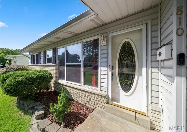 Photo 2 of Single family home for sale at 810 Carmelita Ln, Florissant, MO 63031 | MLS# MIS26049553 | Listing updated on 2026-09-23