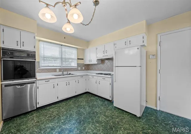 Photo 4 of Single family home for sale at 810 Carmelita Ln, Florissant, MO 63031 | MLS# MIS26049553 | Listing updated on 2026-09-23