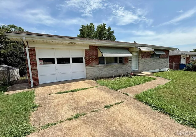 Photo 3 of Single family home for sale at 317 Earlsfield Ln, Saint Louis, MO 63125 | MLS# MIS26049558 | Listing updated on 2026-09-05