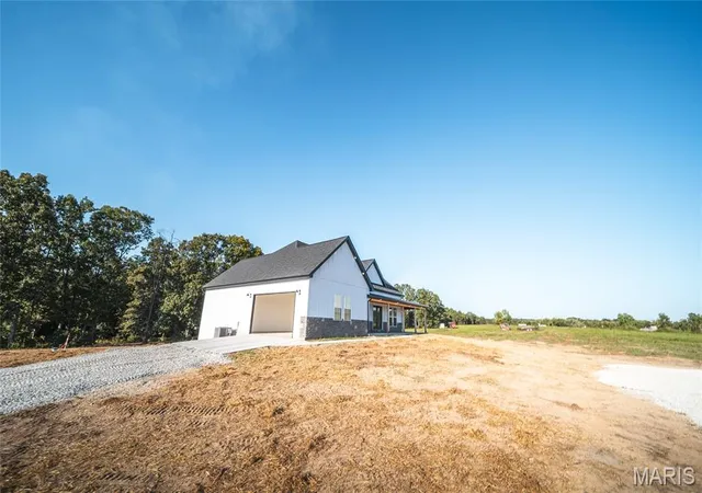 Photo 3 of Single family home for sale at 21875 Vineyard Outer Rd, Saint James, MO 65559 | MLS# MIS26049562 | Listing updated on 2026-08-31