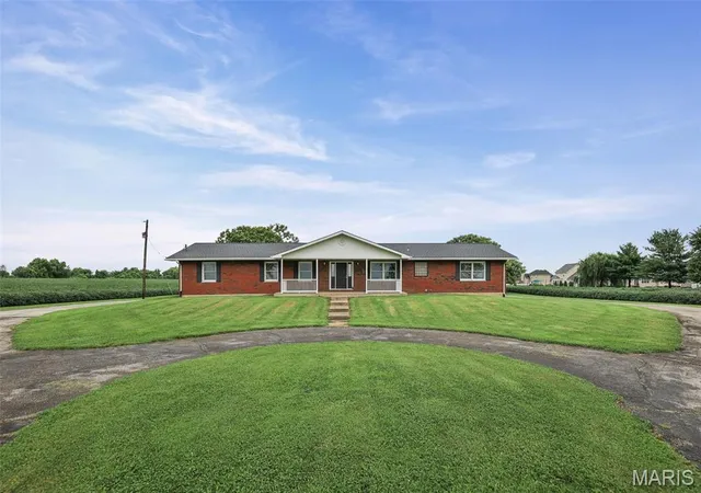 Photo 3 of Single family home for sale at 6961 Bouse Rd, Glen Carbon, IL 62034 | MLS# MIS26049589 | Listing updated on 2026-08-25
