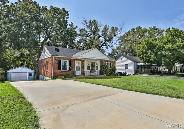 2nd image of 10600 Saint Xavier Ln, St Ann, MO 63074 | MLS# MIS26049590