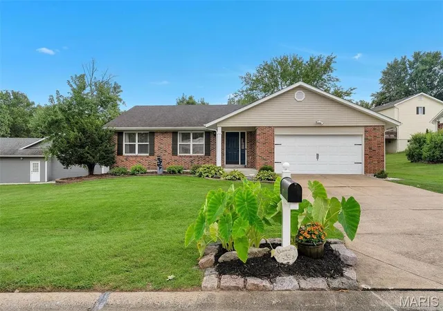 Photo 2 of Sale Pending at 104 Cedar Crest Ct, Weldon Spring, MO 63304 | MLS# MIS26049614 | Listing updated on 2026-08-10