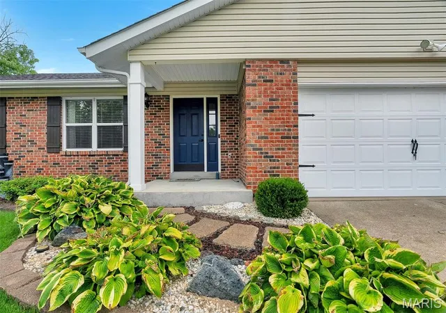 Photo 3 of Sale Pending at 104 Cedar Crest Ct, Weldon Spring, MO 63304 | MLS# MIS26049614 | Listing updated on 2026-08-10