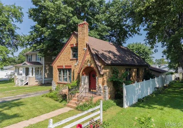 Photo 2 of Single family home for sale at 111 E Olive St, Staunton, IL 62088 | MLS# MIS26049617 | Listing updated on 2026-09-14