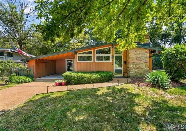Photo 1 of Single family home for sale at 724 Fieldcrest Dr, Saint Louis, MO 63126 | MLS# MIS26049642 | Listing updated on 2026-09-14