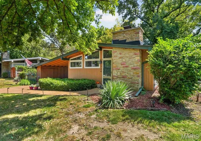Photo 2 of Single family home for sale at 724 Fieldcrest Dr, Saint Louis, MO 63126 | MLS# MIS26049642 | Listing updated on 2026-09-14