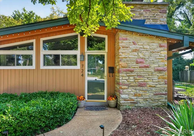 Photo 3 of Single family home for sale at 724 Fieldcrest Dr, Saint Louis, MO 63126 | MLS# MIS26049642 | Listing updated on 2026-09-14