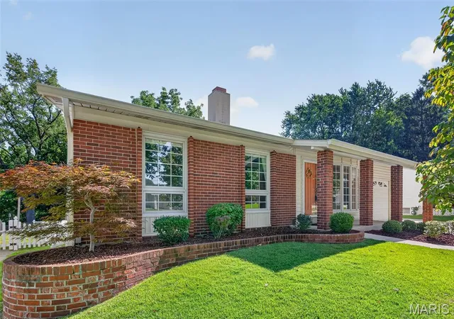 3rd image of 2229 La Cuesta Dr, Florissant, MO 63031 | MLS# MIS26049643