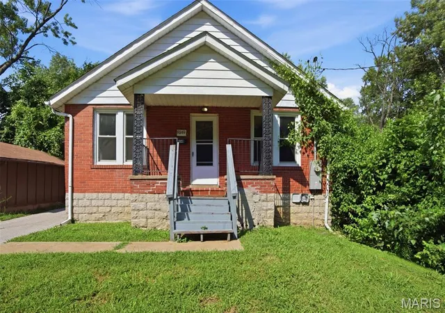 Photo 3 of Sale Pending at 8149 Allen Ave, Saint Louis, MO 63114 | MLS# MIS26049648 | Listing updated on 2026-09-05