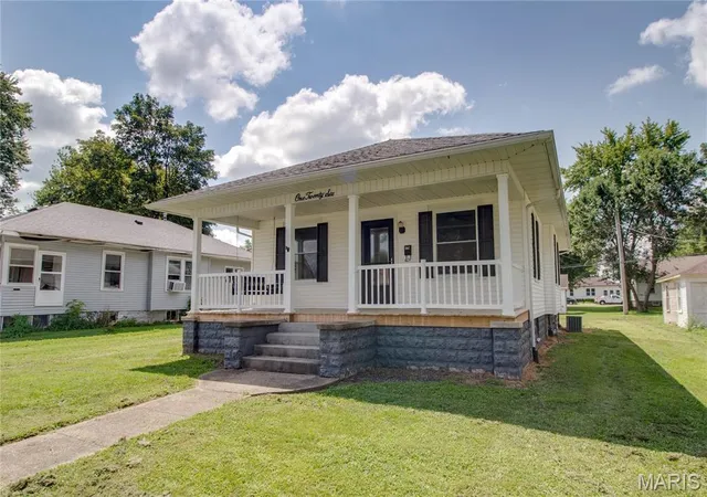 3rd image of 126 W Briggs Ave, Roodhouse, IL 62082 | MLS# MIS26049652