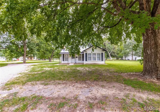 3rd image of 213 Lombardy Dr, East Prairie, MO 63845 | MLS# MIS26049663