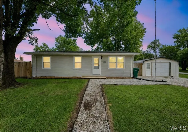 Photo 2 of Sale Pending at 122 Lynn St, Lebanon, IL 62254 | MLS# MIS26049674 | Listing updated on 2026-09-04