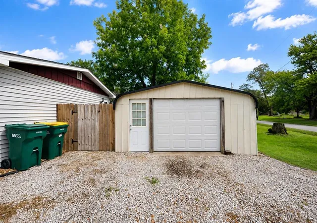 Photo 2 of Sale Pending at 122 Lynn St, Lebanon, IL 62254 | MLS# MIS26049674 | Listing updated on 2026-09-04