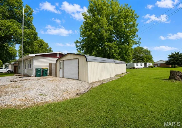 Photo 3 of Sale Pending at 122 Lynn St, Lebanon, IL 62254 | MLS# MIS26049674 | Listing updated on 2026-09-04