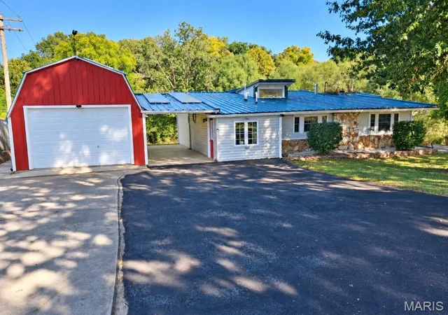 Photo 4 of Single family home for sale at 812 Pralle Ln, Saint Charles, MO 63303 | MLS# MIS26049682 | Listing updated on 2026-10-23