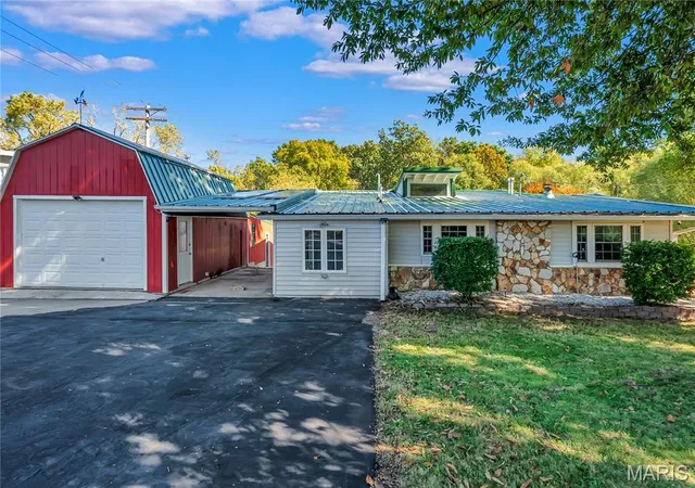 Photo 1 of Single family home for sale at 812 Pralle Ln, Saint Charles, MO 63303 | MLS# MIS26049682 | Listing updated on 2026-10-23