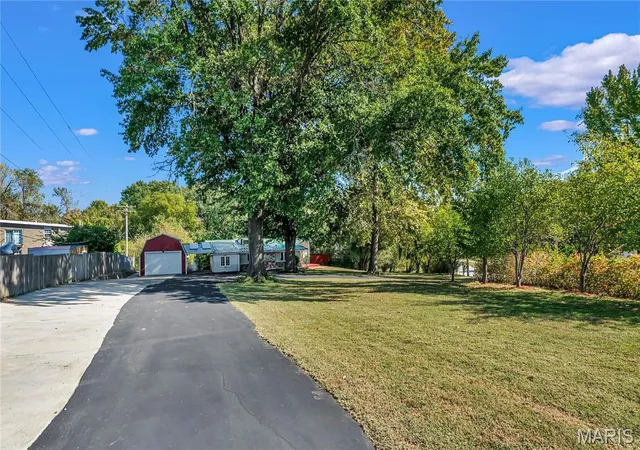 Photo 2 of Single family home for sale at 812 Pralle Ln, Saint Charles, MO 63303 | MLS# MIS26049682 | Listing updated on 2026-10-23