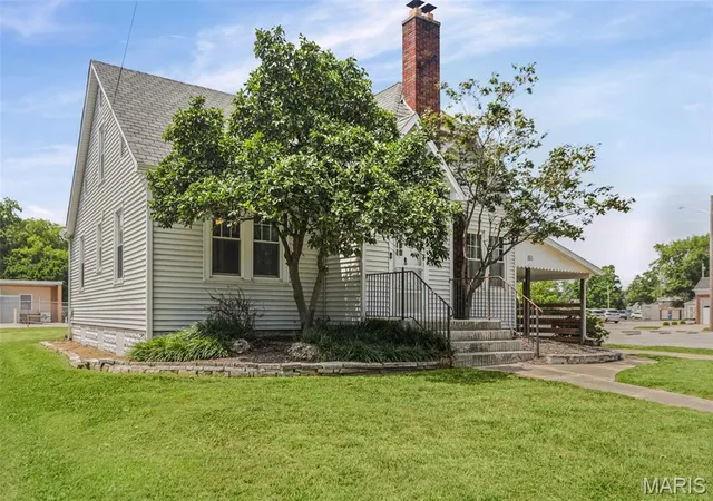 Photo 1 of Single family home for sale at 851 11th St, Carlyle, IL 62231 | MLS# MIS26049695 | Listing updated on 2026-08-28