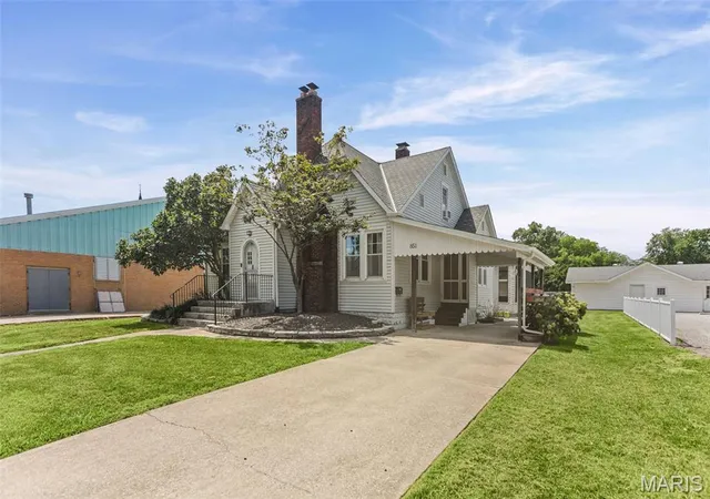 Photo 3 of Single family home for sale at 851 11Th St, Carlyle, IL 62231 | MLS# MIS26049695 | Listing updated on 2026-08-28