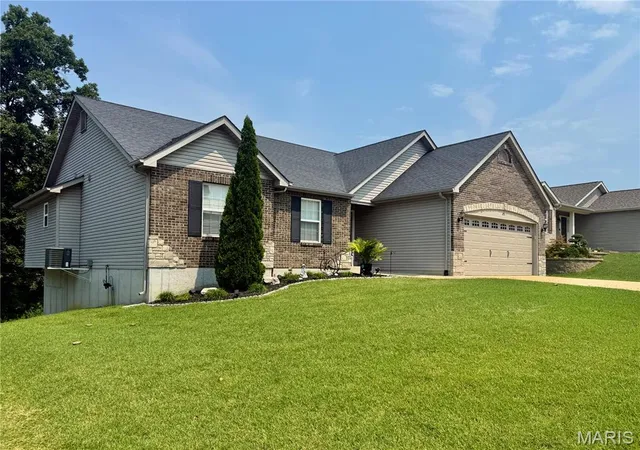 Photo 3 of Sale Pending at 611 Louisbourg Dr, Hillsboro, MO 63050 | MLS# MIS26049703 | Listing updated on 2026-08-27