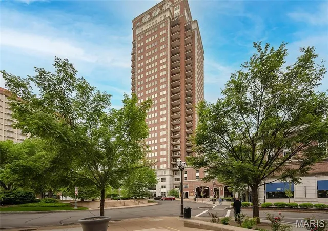 Photo 1 of Sale Pending at 150 Carondelet Plz #204, Saint Louis, MO 63105 | MLS# MIS26049714 | Listing updated on 2026-08-17