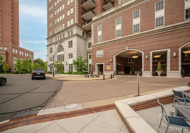 Photo 3 of Sale Pending at 150 Carondelet Plz #204, Saint Louis, MO 63105 | MLS# MIS26049714 | Listing updated on 2026-08-17
