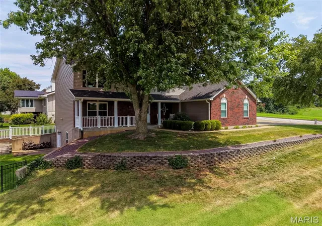 Photo 4 of Single family home for sale at 701 Loretta Dr, O Fallon, MO 63366 | MLS# MIS26049740 | Listing updated on 2026-09-28