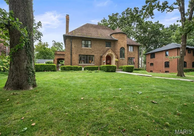 Photo 2 of Single family home for sale at 7061 Forsyth Blvd, Saint Louis, MO 63105 | MLS# MIS26049749 | Listing updated on 2026-09-02