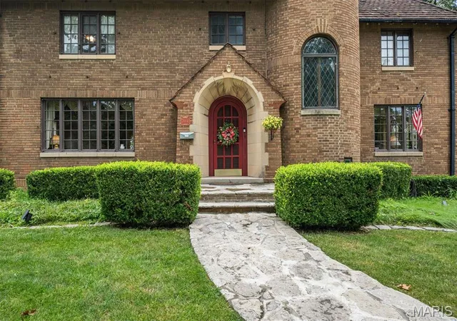 Photo 3 of Single family home for sale at 7061 Forsyth Blvd, Saint Louis, MO 63105 | MLS# MIS26049749 | Listing updated on 2026-09-02