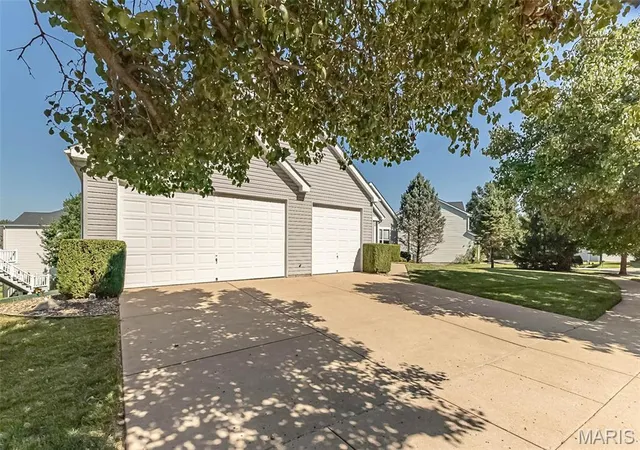 Photo 2 of Single family home for sale at 865 Bellerive Manor Dr, Saint Louis, MO 63141 | MLS# MIS26049752 | Listing updated on 2026-10-18