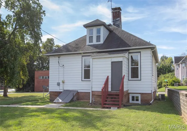 Photo 2 of Single family home for sale at 629 E C St, Belleville, IL 62220 | MLS# MIS26049756 | Listing updated on 2026-09-13