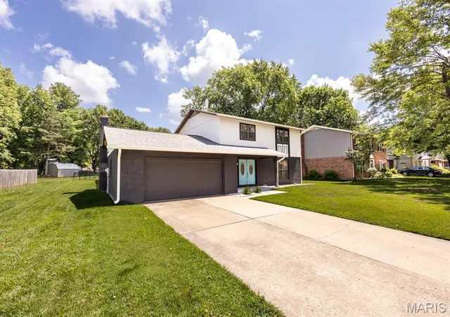 Photo 2 of Sale Pending at 200 Debra Dr, Fairview Heights, IL 62208 | MLS# MIS26049759 | Listing updated on 2026-08-15