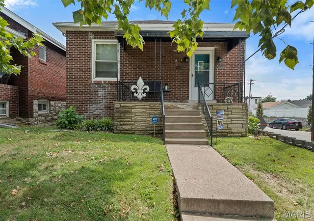 Photo 2 of Sale Pending at 5230 Lisette Ave, Saint Louis, MO 63109 | MLS# MIS26049760 | Listing updated on 2026-08-28